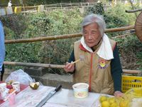 老奶奶吃著伙食團準備的餐點，十分滿足的樣子