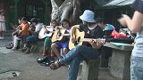 學生在院舍前彈吉他(大屯舍)