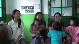 社區媽媽與小孩一起受訪