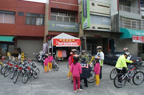 剛好遇上警察先生登錄車號以防失竊