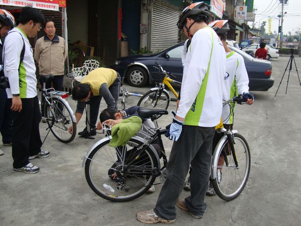 洪教練檢查成員們的自行車