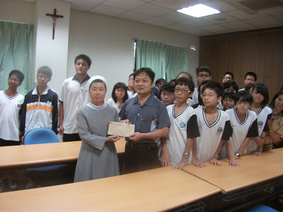 校長跟代表同學捐錢給聖母聖心