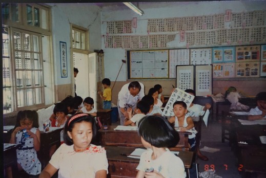 洪新民老師在湖南國小書法教室進行個別指導，攝於民國78年7月2日