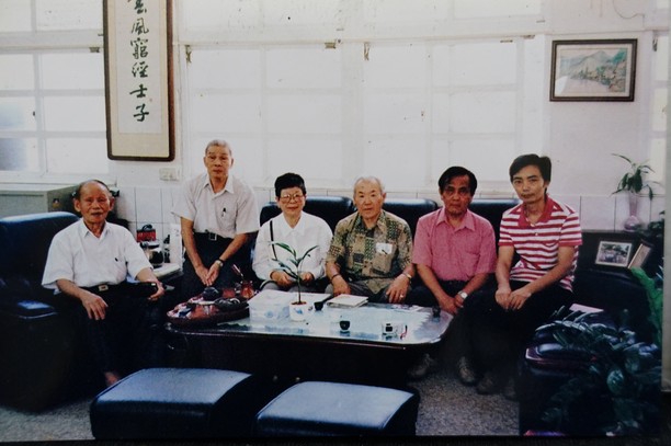 洪新民老師(左)和日本友人夫婦(中二)