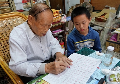 洪新民老師指導學童硬筆書法