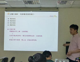 劉經理正在解釋很多專有名詞