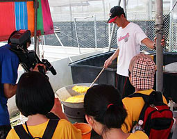 陳老闆煮南瓜大餐給大閘蟹吃