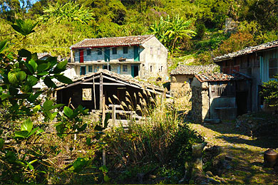 田沃村的石砌住家