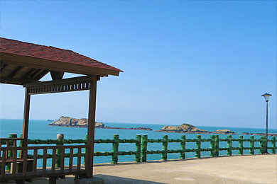 經過加油站後，會遇到涼亭可遠觀蛇島，夏天還可在涼亭裡觀賞眾多候鳥