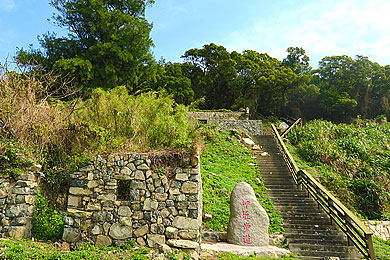 荒廢的古厝與坤坵步道，沿著坤坵步道可走抵西坵村落