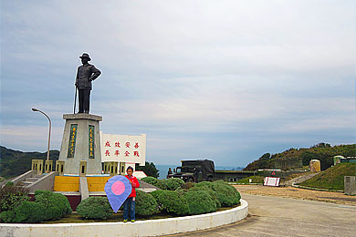 先總統蔣中正先生總是柱著枴杖，站在光復大陸國土的願望上，看著海的另一端中國福州市