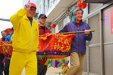 陳元帥神轎由地方仕紳隨侍在旁