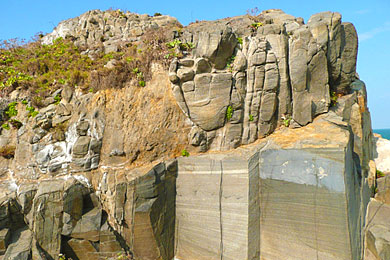 西莒菜埔澳具流紋狀結構的凝灰岩 