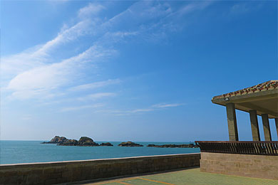 貼心的涼亭，可以讓全家在此休憩、野餐，夏天可以來此尋找黑嘴端鳳頭燕鷗的神話