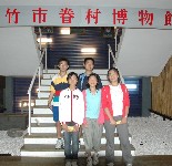 Take pictures together in front of the Museum of Military Dependents Village 