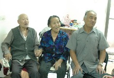 After forty five years of separation, grandpa Chen is finally sitting with his family.