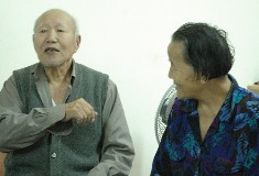 Grandma Shih is looking at grandpa Chen with deep love.