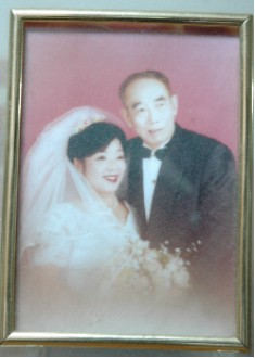 the wedding photo of Ms. Lin, Yun-Shian and Grandpa Lee, Chih-Shin