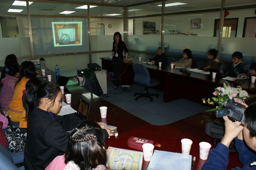 Ms. Meng-yan Lu giving a presentation about BCC new generation digital work to the research team