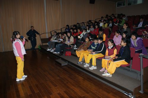 The team captain introducing Wun De Elementary School to Da Chuang Club atKaohsiungChungshanSenior High Schooland BCC