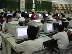 組員們在 E 電腦教室蒐集資料