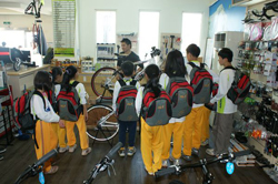 黃俊宏先生帶領我們認識如何組裝美利達自行車