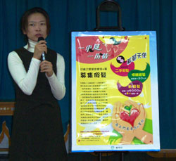 Yang Wun-Pei, the registered Nurse, makes hair donation guidance in school.