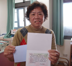 Chang Shu-Hua, the Clerk , sends the thanks card to donators.