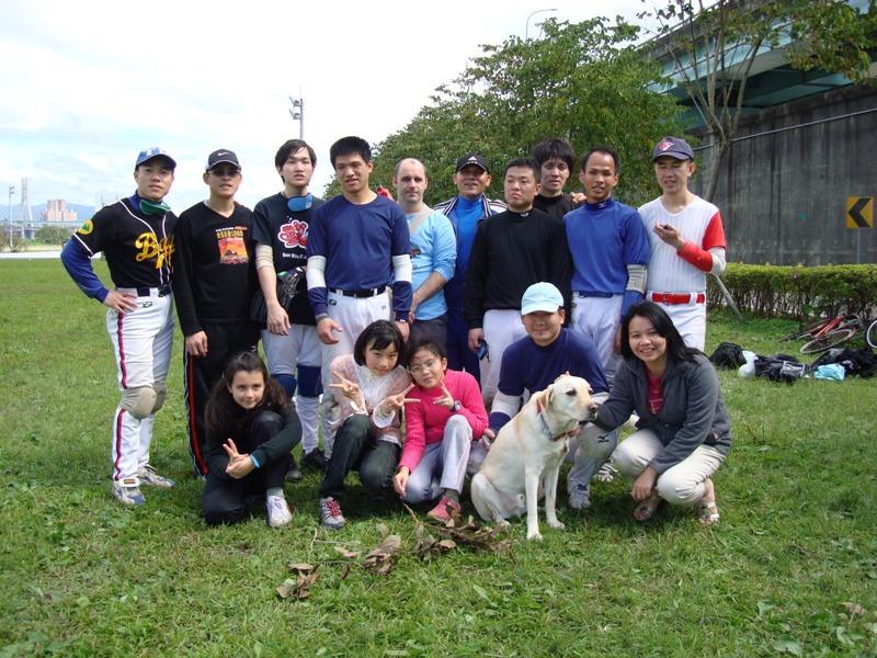 A visit during the practice of beep baseball players.