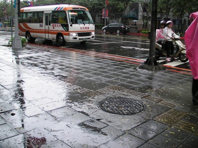 Tactile pavings are made to turn while meeting street covers. 