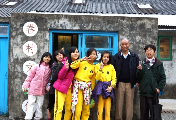 Weixuan’s grandpa, who used to live in the Village, accompanied Weixuan to visit Si-Si Nan Cun 