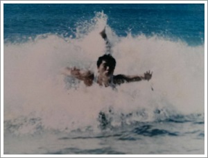 程鯤24歲創業時，在假日經常都和伙伴去衝浪教學，推廣衝浪活動