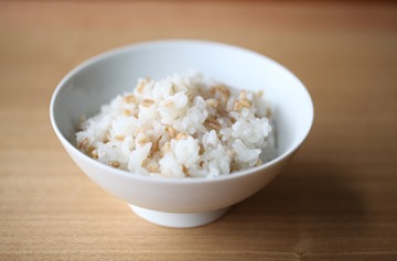 小麥碾去粗殼後與米一起煮食（攝影/Alittle） 