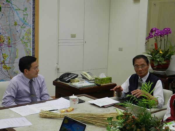 Magistrate Ming-ku Wei of Changhua County and Mr. Huang of Department of Agriculture