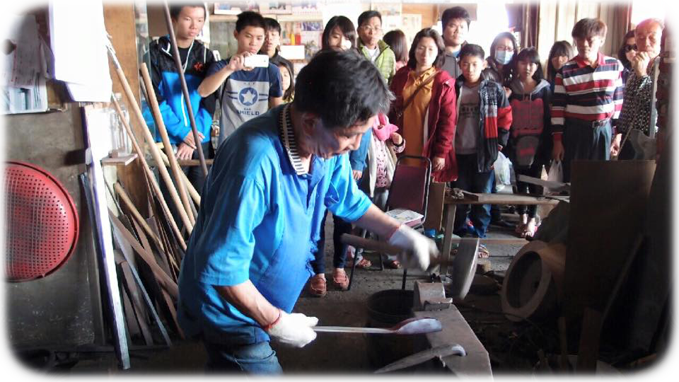 The tool used by Master Kuo is iron hammer.