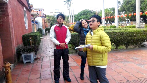 博翔同學為遊客導覽解說Wu Temple