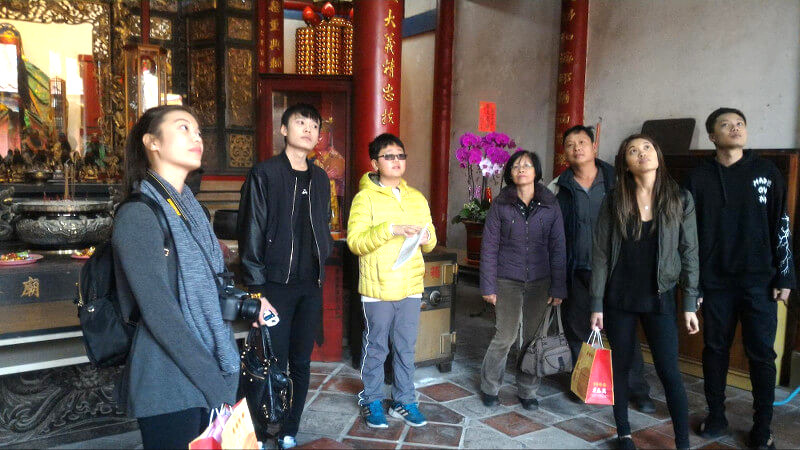 博翔同學為遊客導覽解說Wu Temple